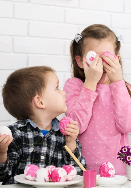 I bambini giocano decorato uova di Pasqua — Foto Stock