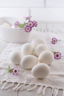 Bahar çiçekleri ile beyaz yumurta