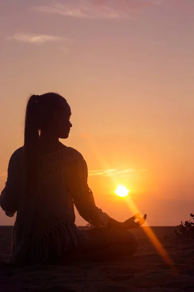 Gün batımında meditasyon — Stok fotoğraf