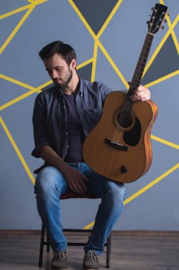 Bir gitar ile dalgın adam