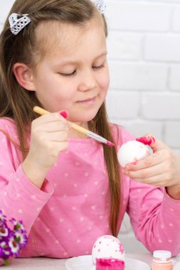 Kız yumurtaları boyar