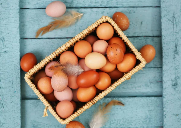 Eier in einem rechteckigen Korb — Stockfoto