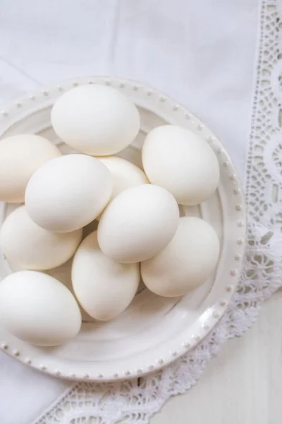 Яйця на білому рушнику, крупним планом — стокове фото