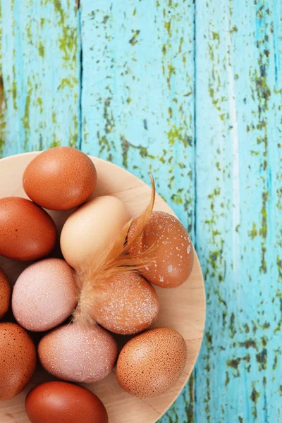Яйца на деревянной тарелке — стоковое фото