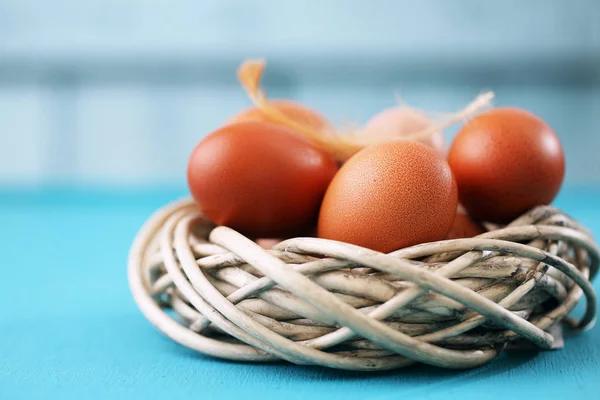 Rohe Eier im Nest — Stockfoto