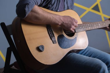 Elinde gitar