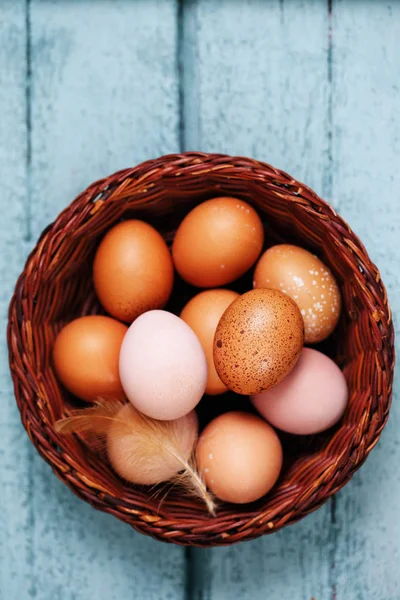 Schöne Eier im Korb — Stockfoto
