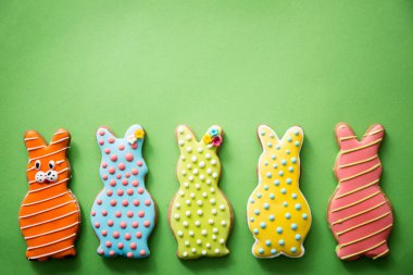 yeşil bir arka plan üzerinde beş tavşan