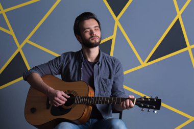 Adamın gözleri kapalı oynuyor