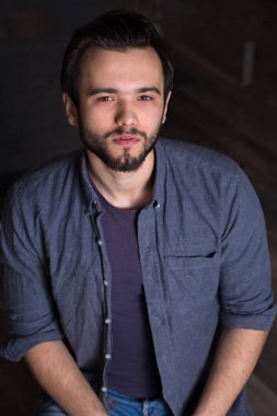 Sakallı yakışıklı adam.