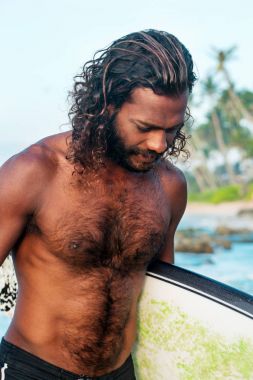 uzun saçlı bir schofer portresi