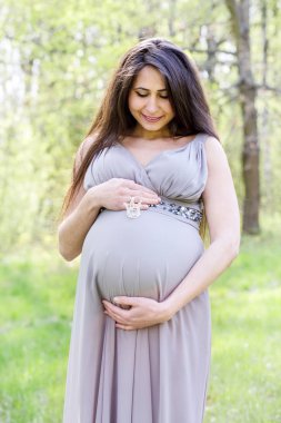 Kızı için bekleyen kadın