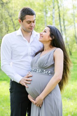 Mutlu genç bir çiftin portresi.