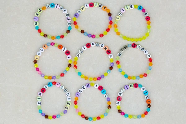 Яскраві пластикові браслети — стокове фото