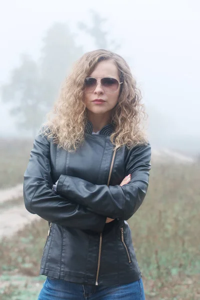 Женщина в кожаной куртке и очках — стоковое фото