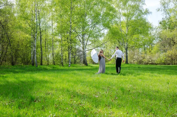 Paar spaziert auf einer Wiese — Stockfoto