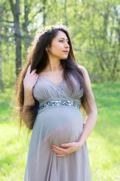 Беременная женщина в венке — стоковое фото