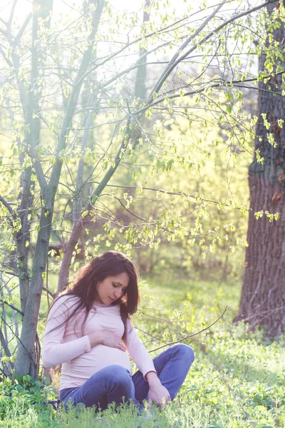 여자는 나무 아래 앉아 — 스톡 사진