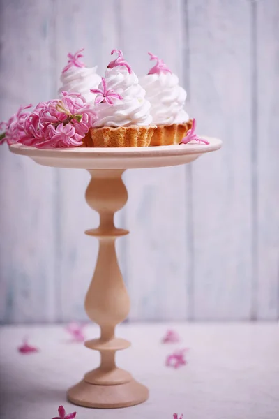 Cesta de pastel en un soporte —  Fotos de Stock