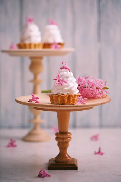 Efterrätt med grädde och blommor — Stockfoto