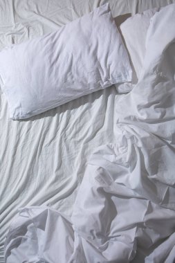 Buruşuk bir yatakta rahat yastık