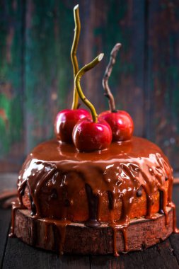 Kırmızı elma ile karamelli pasta