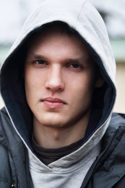 Yakışıklı bir genç adam, yakın çekim