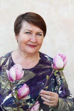 Manolya bir dalı tutan kadın