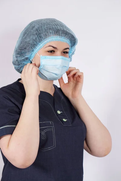 Νοσοκόμα τοποθετεί μια προστατευτική μάσκα — Φωτογραφία Αρχείου