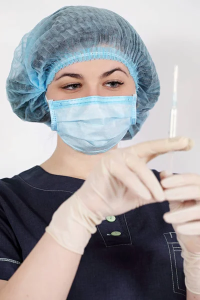 Enfermeira segurando seringa — Fotografia de Stock