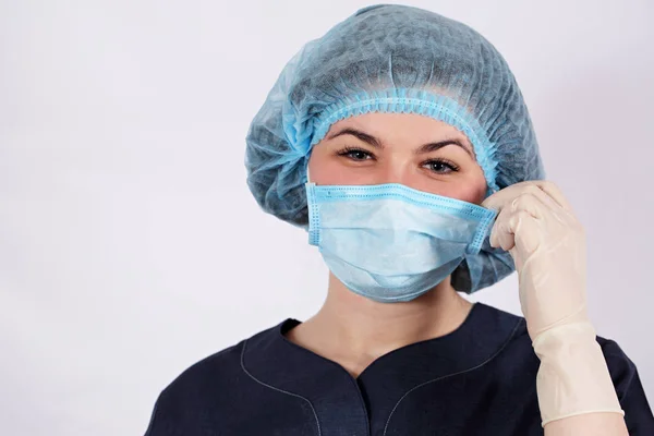 Pielęgniarka umieszcza maskę ochronną — Zdjęcie stockowe