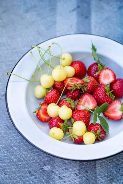 Assiette avec des baies sur un gris — Photo