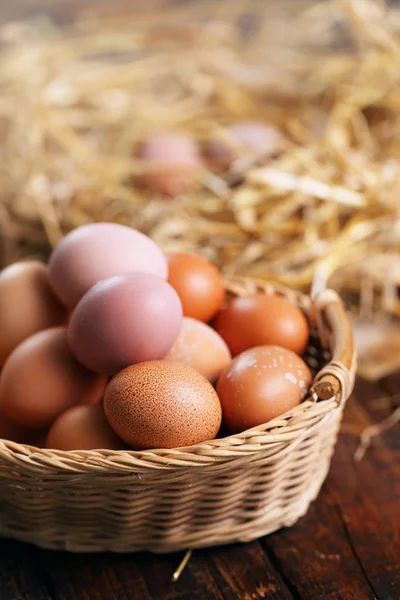 Jaja ekologiczne w koszyku — Zdjęcie stockowe