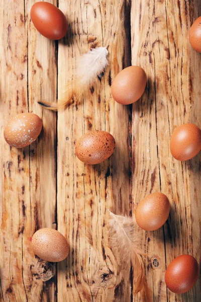 Brązowy jaja na podłoże drewniane — Zdjęcie stockowe