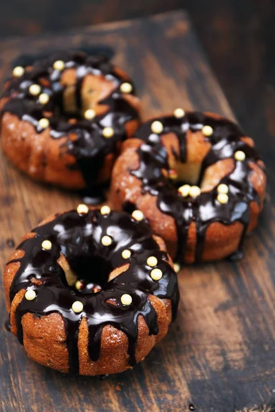 Pastel con chocolate y espolvoreos — Foto de Stock