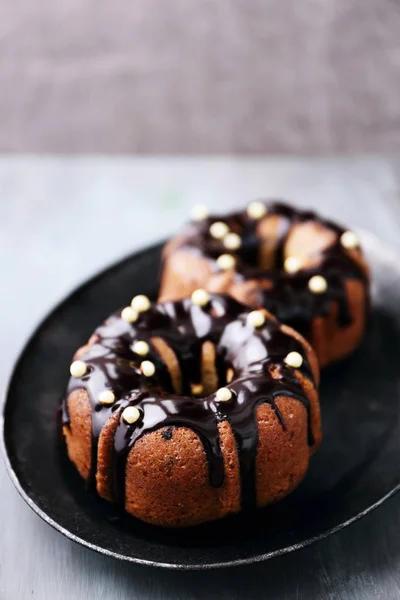 Çikolata sosu ile cupcakes — Stok fotoğraf