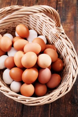 büyük bir sepet içinde organik yumurta