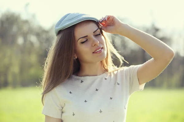 Retrato de mulher em um gorro — Fotografia de Stock