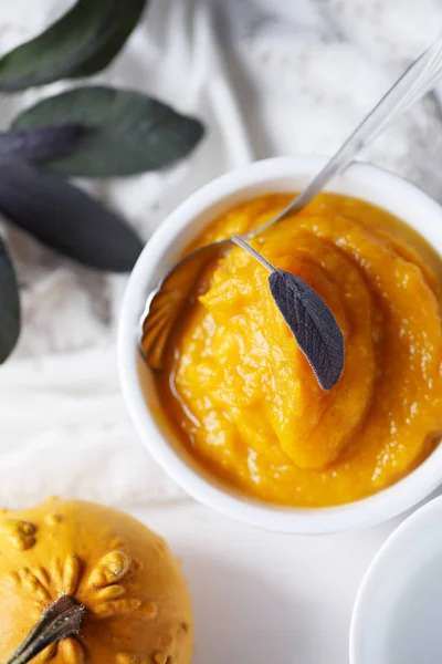 Pumpkin puree in a bowl. top view — Stock Photo, Image