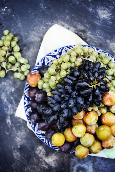 Uvas, ameixas. vista superior — Fotografia de Stock