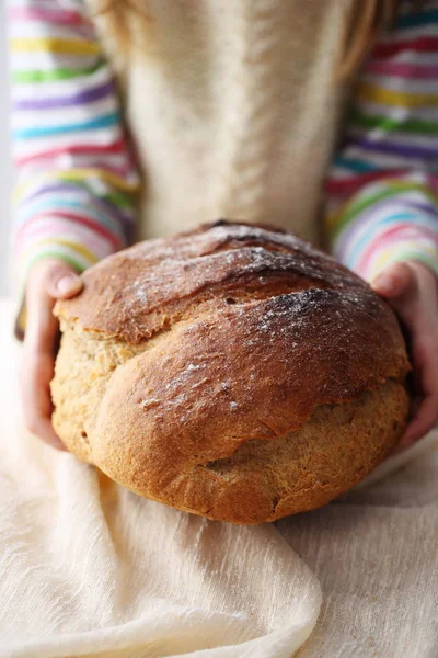 儿童藏品面包 — 图库照片