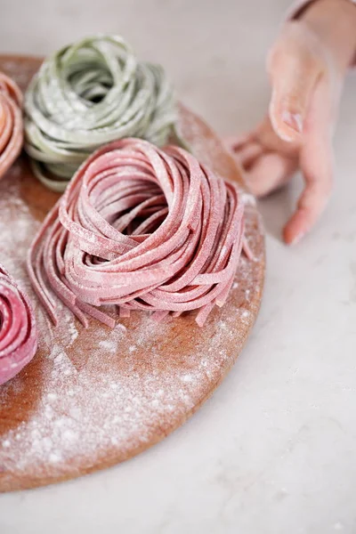 Pasta fettuccine en manos de niños — Foto de Stock