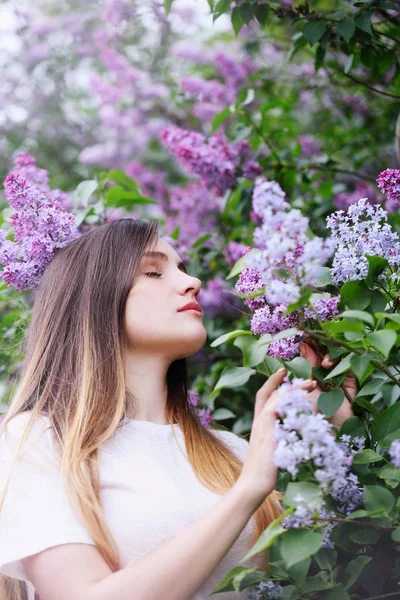 Mujer oliendo una lila —  Fotos de Stock
