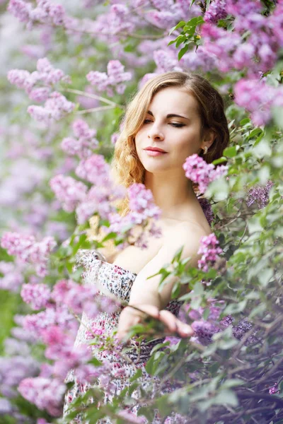 Young woman smelling a lilac — Stock Photo, Image