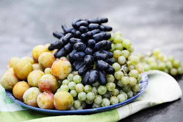 Fruto em uma chapa — Fotografia de Stock