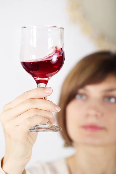 와인을 시음 하는 젊은 여자 — 스톡 사진
