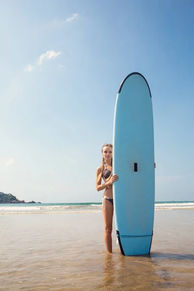 Menina perto da prancha de surf — Fotografia de Stock