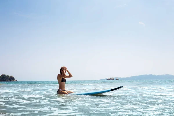 Mulher na prancha de surf — Fotografia de Stock