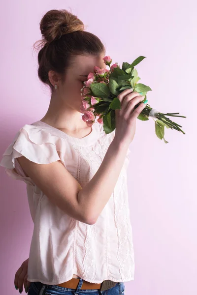 Žena čichání kytici růží — Stock fotografie