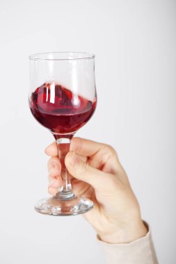 elinde şarap